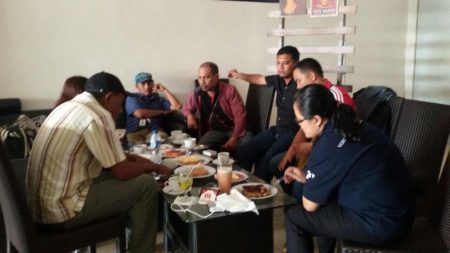 Diskusi bersama para jurnalis Merauke di Island Kafe. /Photo by Anita Wardana